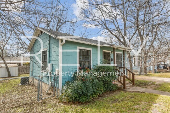 Building Photo - 933 E 56th St