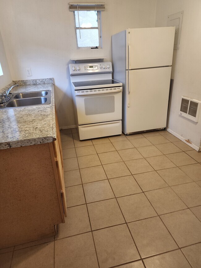 Building Photo - 1516 Carlisle Blvd SE