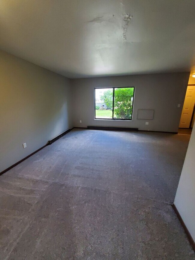 Building Photo - 8811-8815 W Mitchell St