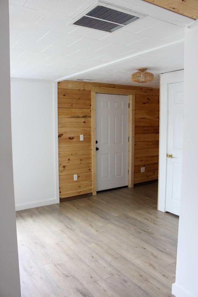 Building Photo - 842 Lloyd Ave