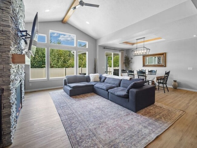 Building Photo - Fully Furnished Luxury 3-Bed, 2-Bath Home ...