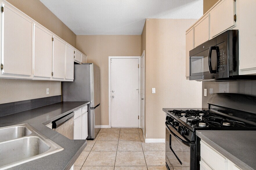 Building Photo - 1661 Cloister Ave