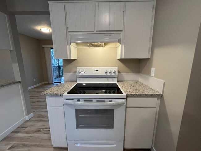 Building Photo - Spacious lower unit in refurbished duplex