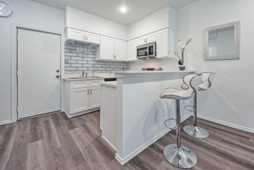 actual image of kitchen - 11234 Park Central Pl