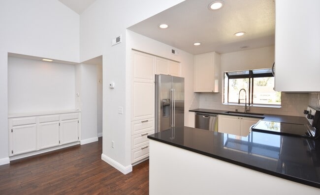 Building Photo - Cozy Upstairs Unit with Greenbelt View!