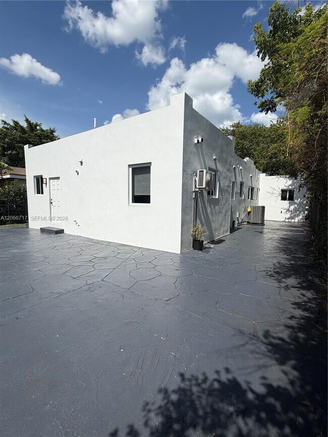 Building Photo - 328 SW 15th Ave