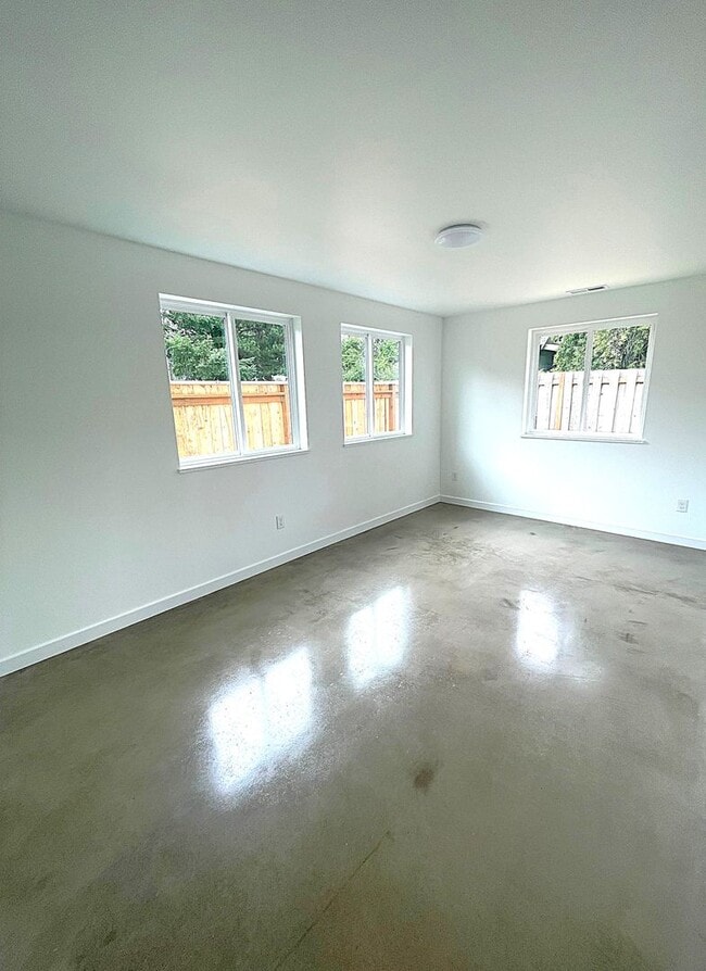 Building Photo - Brand New - 2 bedroom, AC, Full Kitchen, L...