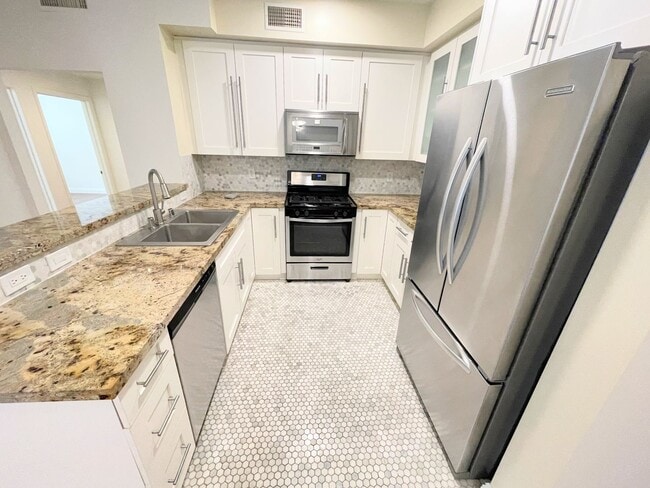 Building Photo - Studio City living at a great price. 3bd/2ba condo, dual parking, water/trash included!