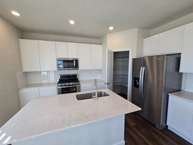 Building Photo - Like new 3 bedroom 2.5 bath with loft