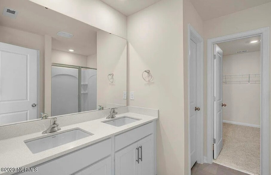 Building Photo - 1227 Middlecrest Dr