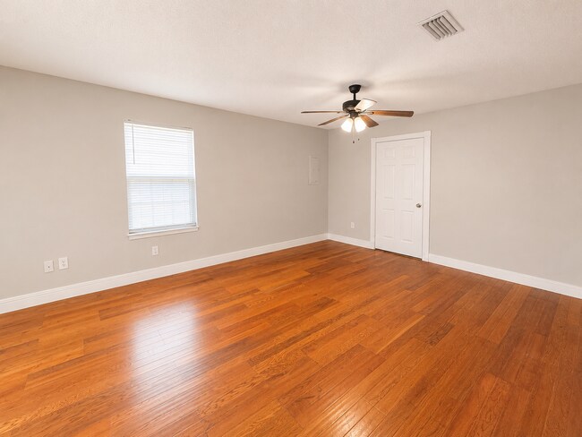 Building Photo - Charming 3-Bedroom Home with Bonus Room on Spacious Lot – Lake City