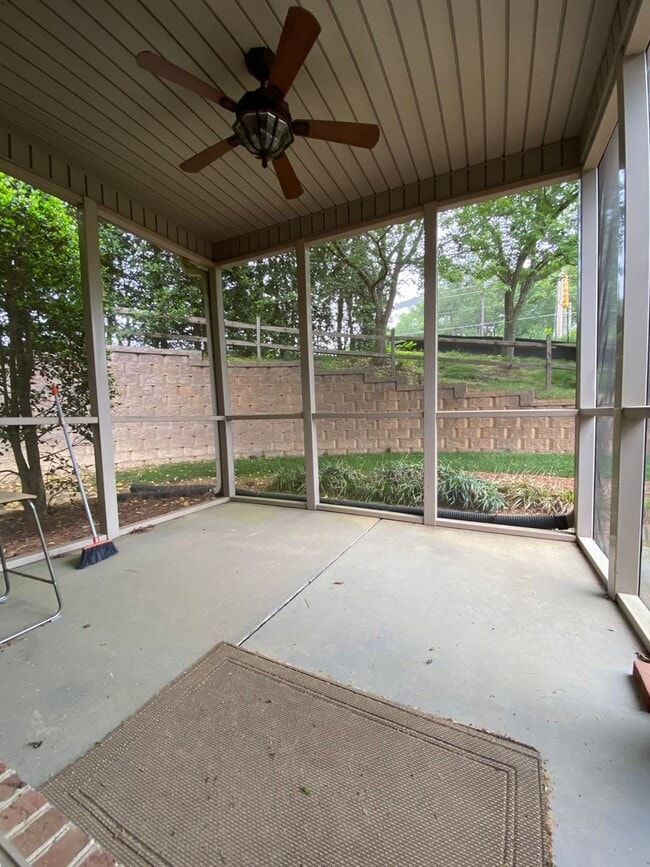 Building Photo - Townhome in a great location!