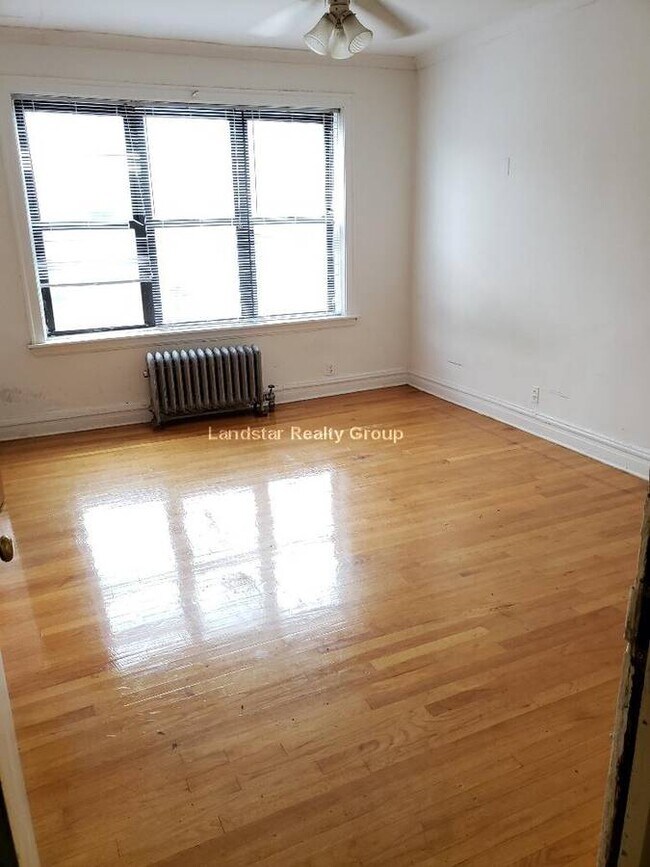 Primary Photo - 3734 N Pine Grove Ave