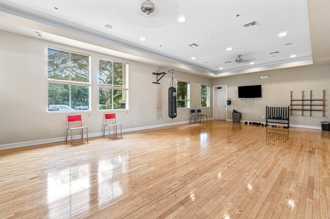 Building Photo - 550 Tomahawk Ct