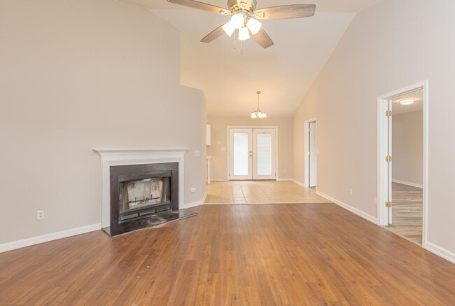 Building Photo - Beautiful 4 bed 2 bath home in Greensboro with fenced yard. Walk to coffee shop and restaurants.