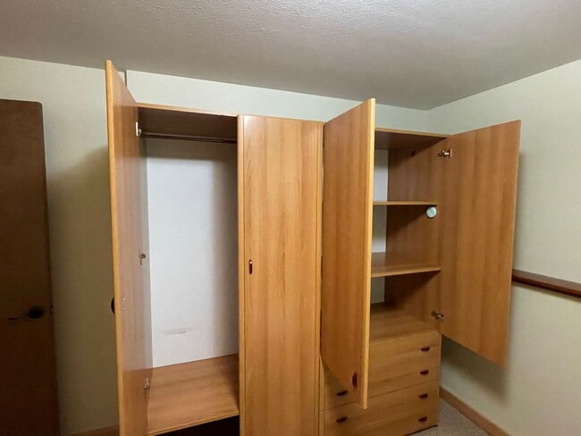Building Photo - Lovely Furnished Honeymoon Bay Apartment!