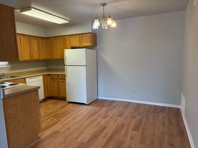 Kitchen/Dining - 4808 Wellesley Ave