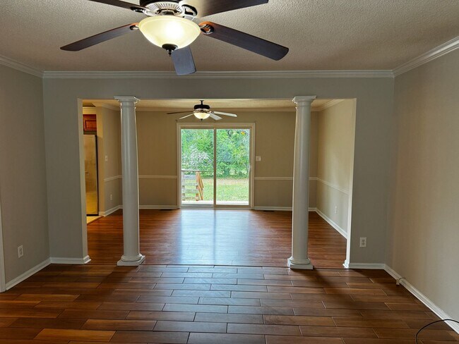 Building Photo - 4 Bedroom 2.5 Bath Home