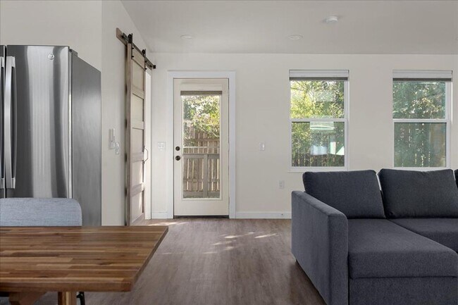 Building Photo - 1411 Fairfield Dr