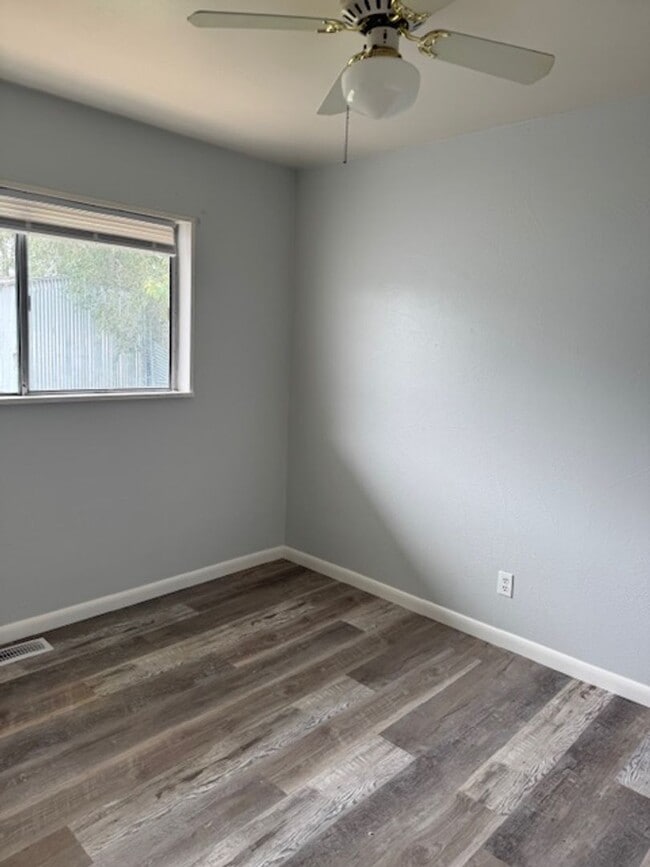 Building Photo - ALL PROSPECTIVE TENANTS MUST SUBMIT A ON LINE APPLICATION AND BE PRE-QUALIFIED PRIOR TO ANY SHOWI...