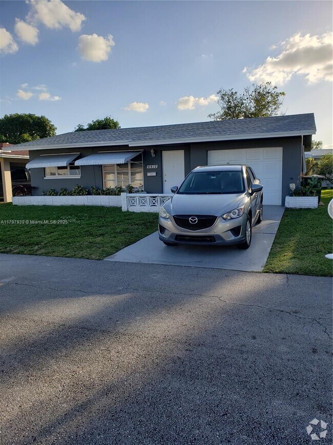 Building Photo - 4812 NW 49th Pl