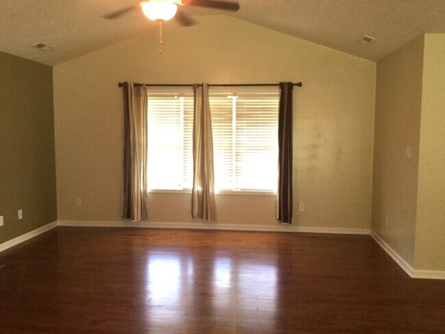 Building Photo - This beautiful home in New Bern