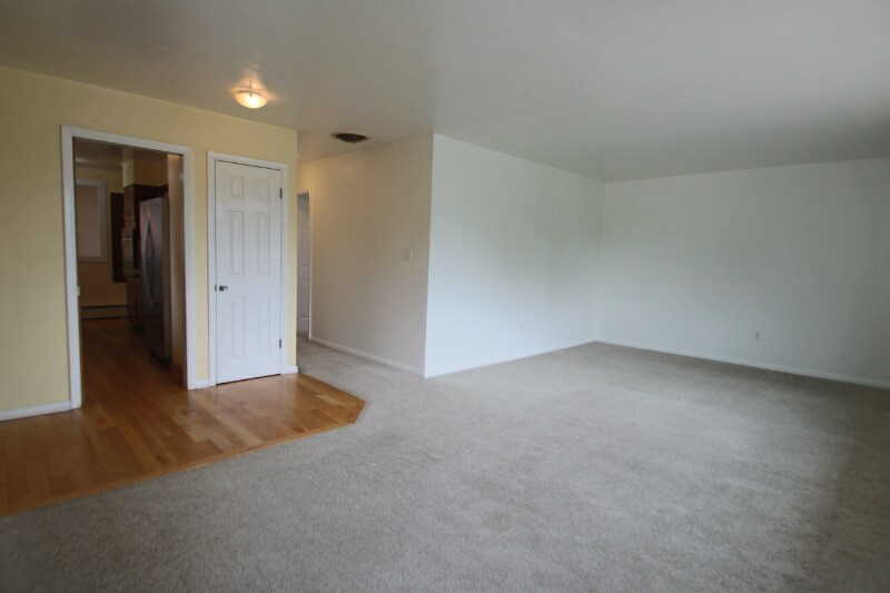 Building Photo - 2565 Willow Ln