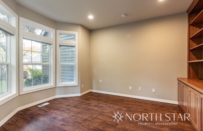 Building Photo - Spacious Elegance in Lake Oswego