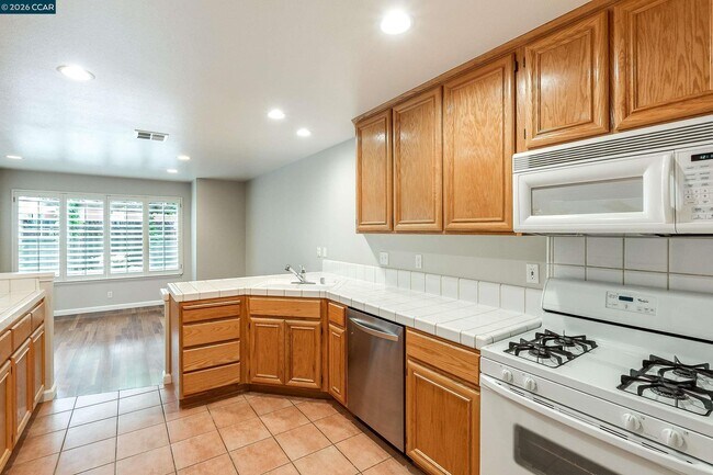 Building Photo - 435 Regal Lily Ln