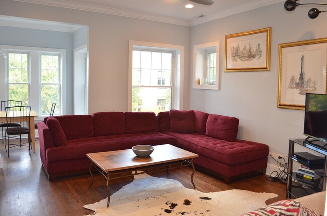 Building Photo - Beautiful penthouse unit in Lakeview