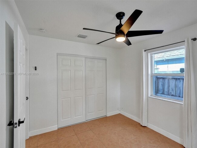 Building Photo - 920 NE 34th Ct