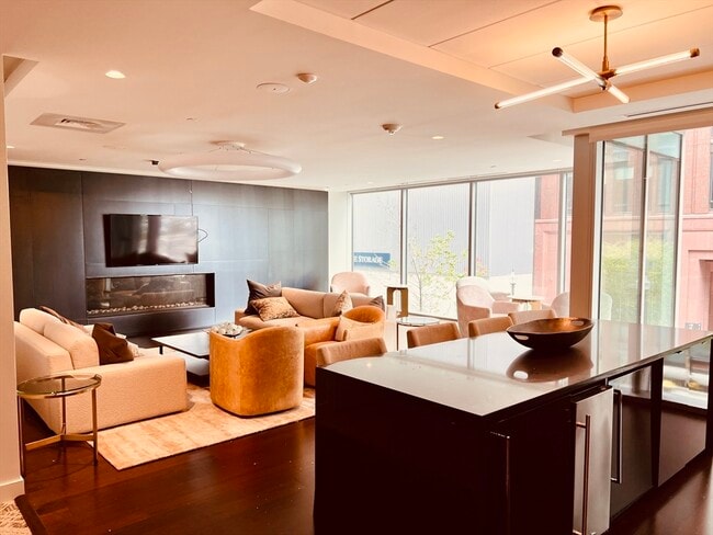 Building Photo - 32 Traveler St