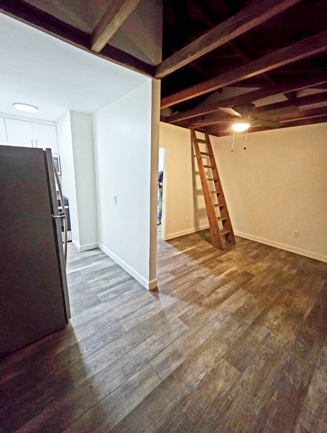 Building Photo - 1 bed, 1 bath - South Mission Hills neighb...