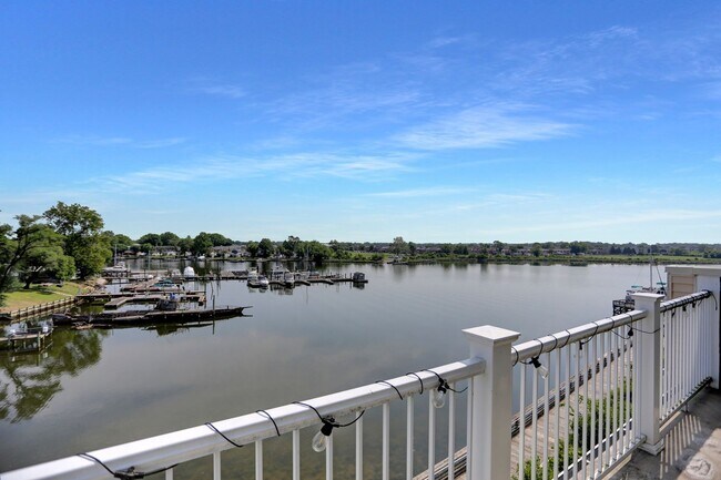 Building Photo - Stunning Townhome with Water Views!
