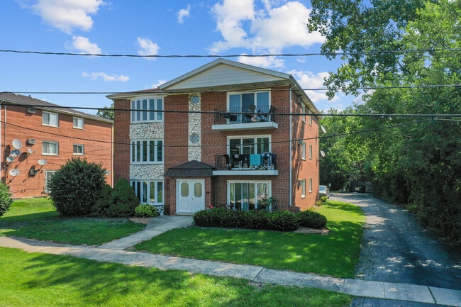 Building Photo - 16035 Laramie Ave