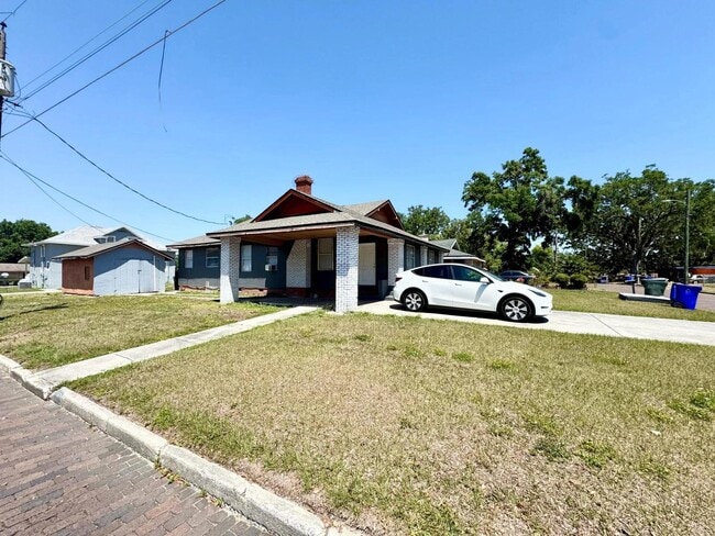 Building Photo - 1047 Sycamore St