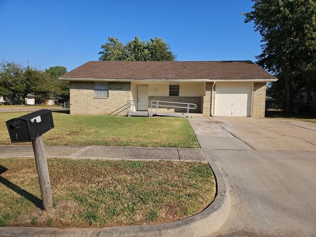 Building Photo - (4) Bed/(2) Bath New Flooring and Fresh Pa...