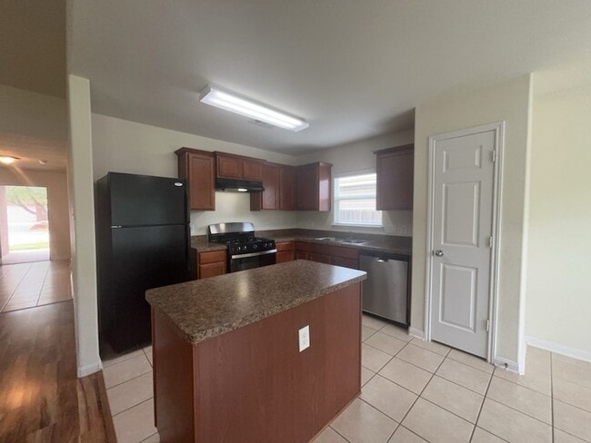 Building Photo - 10009 Iron Ridge Dr
