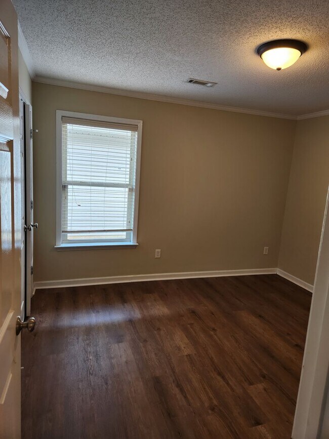 Building Photo - 9841 Lenox Ln