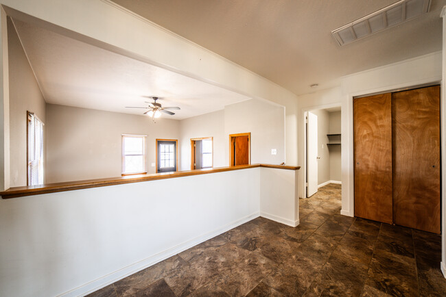 Building Photo - 908 S Maple St