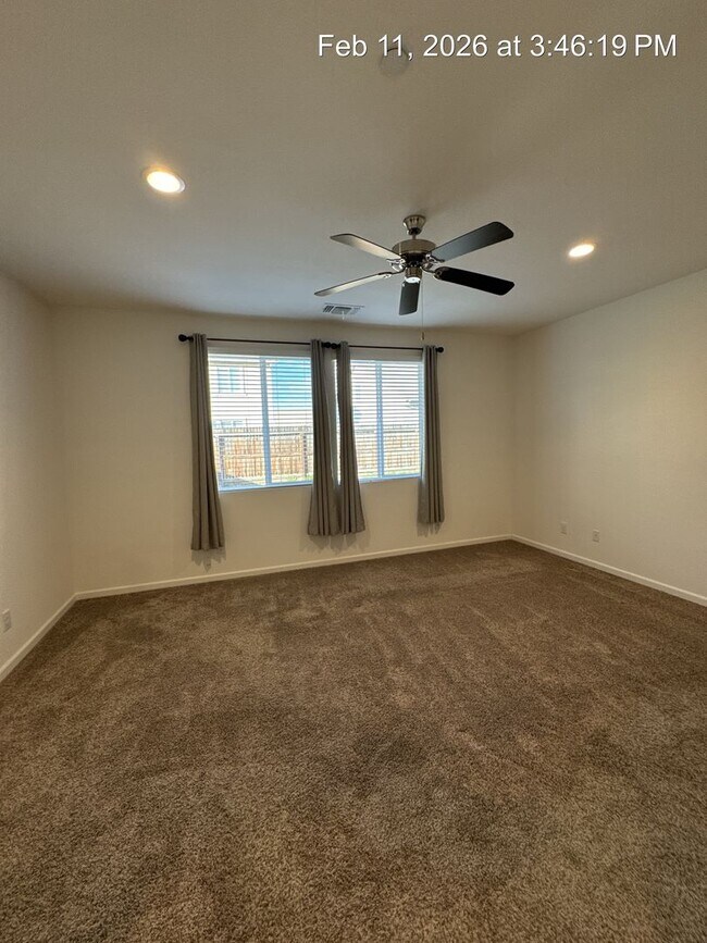 Building Photo - 4 Bedroom home! Rent Ready NW Visalia!