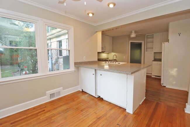 Building Photo - Updated 3 bedroom 2.5 bath home in Sherwood Forest