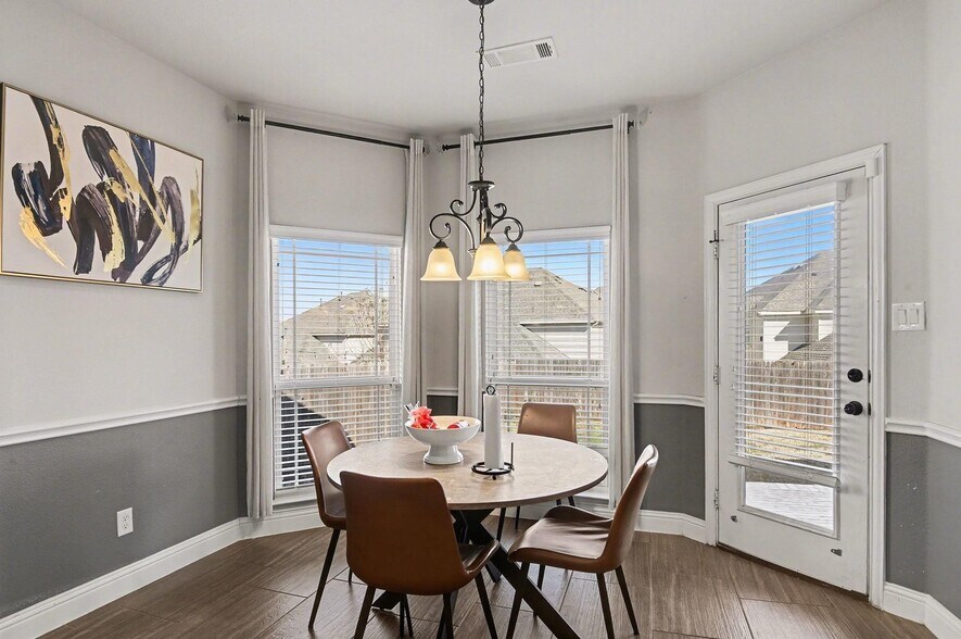 Building Photo - 6116 Cooper Creek St