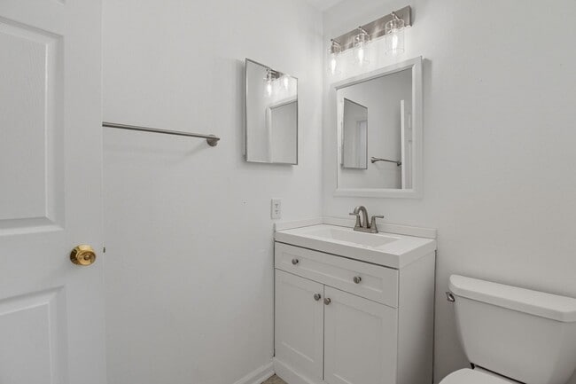 Building Photo - NEW PRICE and Half Off First Month's Rent! Nicely Updated Condo in Old South!