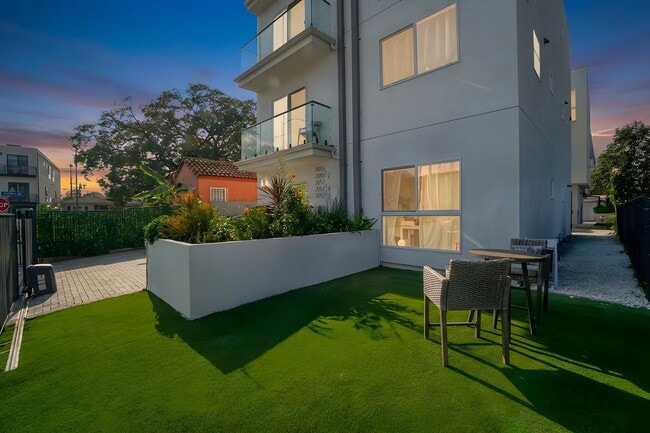 Building Photo - RECENTLY REMODELED TOWNHOME | 4 BED 4 BATH | GARAGE | PRIME PICO-ROBERTSON