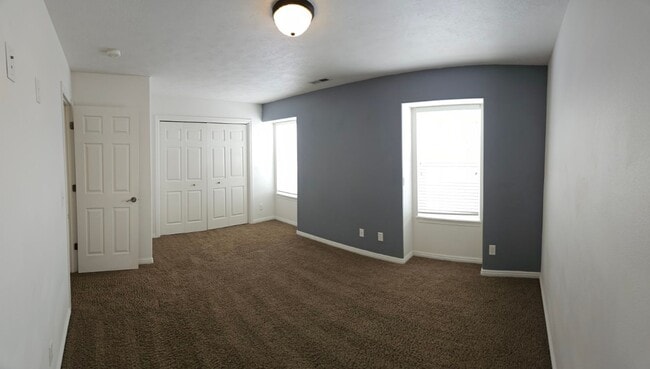 Building Photo - 3 bedroom Parkside Townhome!