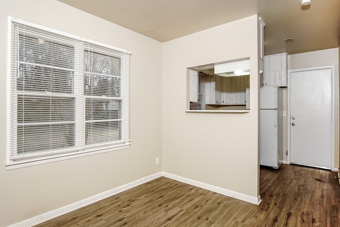 Building Photo - 2719 Oaktree Ln NW