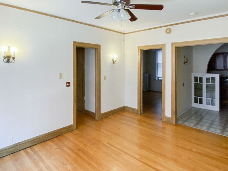 Building Photo - 435 W Surf St