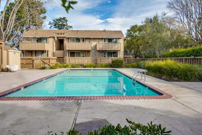 Building Photo - Wonderfully Remodeled 2 Bed, 1 Bath Condo w/ In Unit Laundry