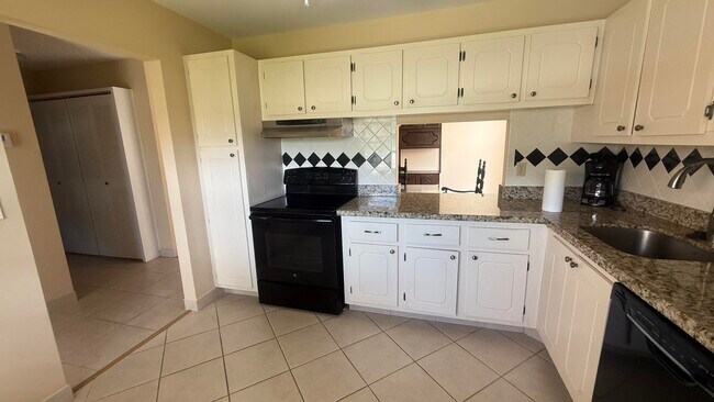 Building Photo - 425 Lake Helen Dr